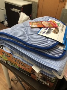 支援物資のクールマット。